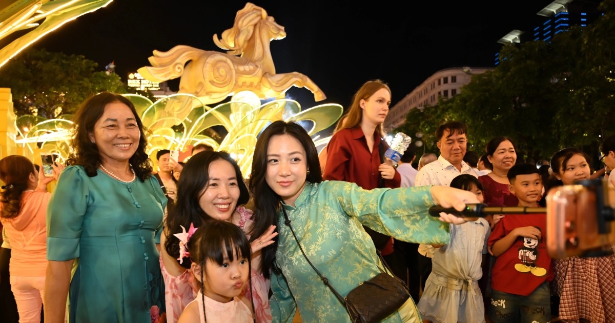 TPHCM khai mạc Đường hoa Nguyễn Huệ: Hàng ngàn người đổ về du xuân