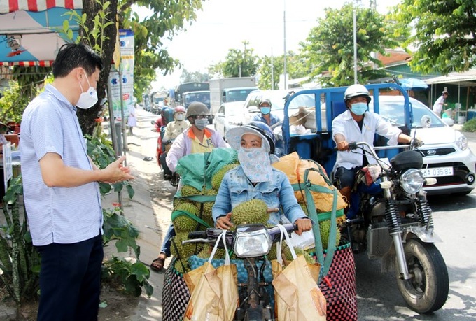 Chủ tịch UBND tỉnh Đồng Tháp động viên chiến sĩ tại các chốt kiểm soát Covid-19 - Ảnh 2.