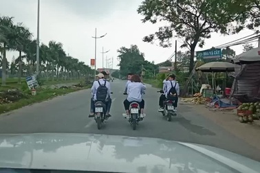 Ngán ngẩm học sinh đi xe máy không đội mũ bảo hiểm, dàn hàng ngang cản trở giao thông