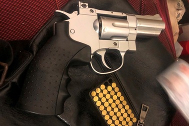 Bắt đối tượng tàng trữ trái phép chất ma túy, súng, đạn và nhiều dao kiếm