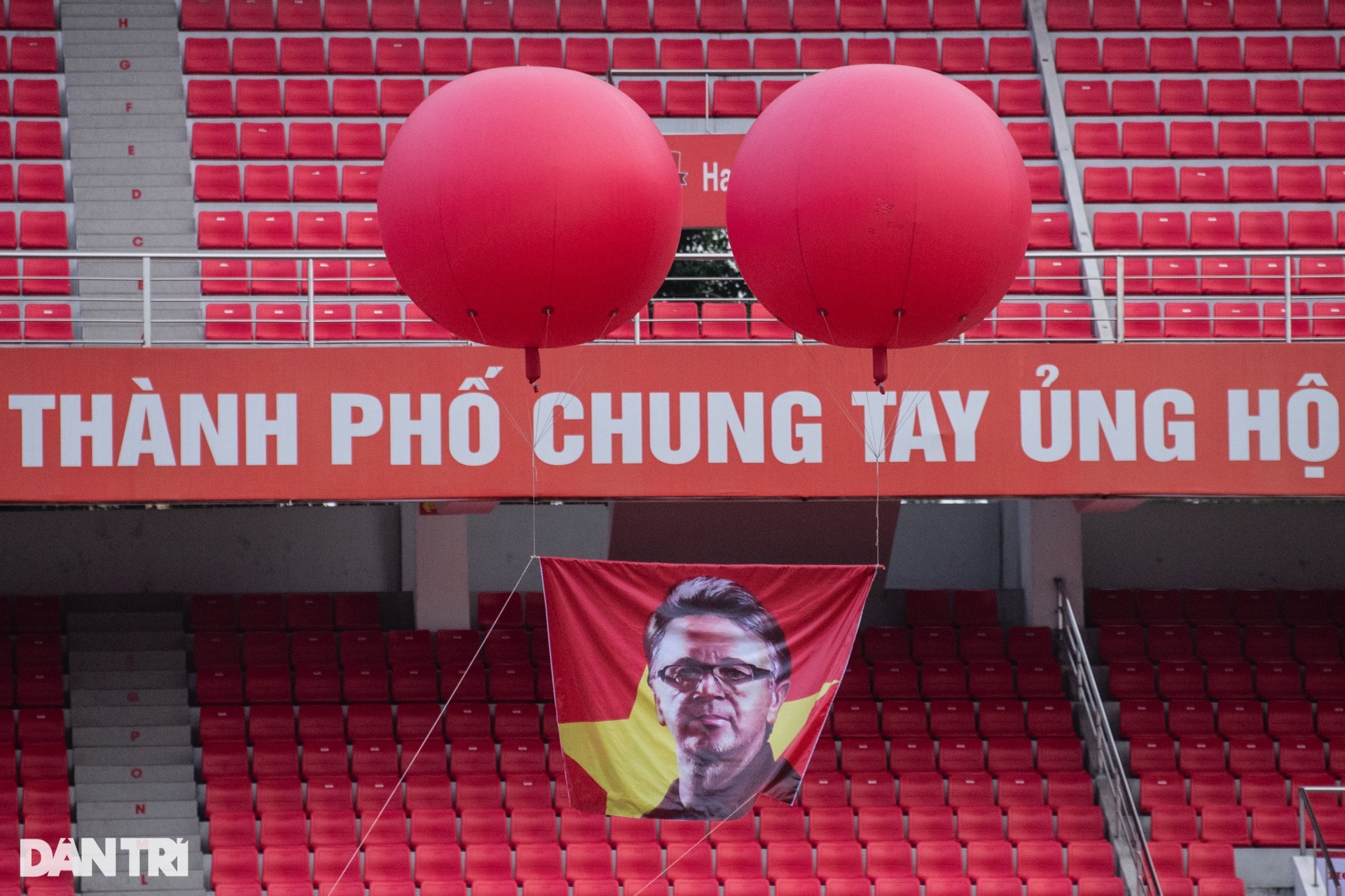 Sân Lạch Tray lột xác với món quà đặc biệt dành tặng HLV Troussier - 5 Sân Lạch Tray lột xác với món quà đặc biệt dành tặng HLV Troussier - 5