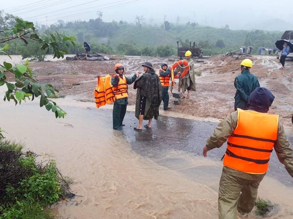 Hàng trăm hộ dân bị ngập lụt, khẩn trương di dời khỏi khu vực nguy hiểm - 1 Hàng trăm hộ dân bị ngập lụt, khẩn trương di dời khỏi khu vực nguy hiểm - 1