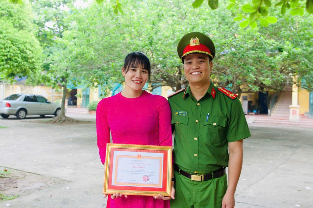 Cô giáo lao xuống sông cứu nữ sinh là kiện tướng quốc gia về bơi lội - 2 Cô giáo lao xuống sông cứu nữ sinh là kiện tướng quốc gia về bơi lội - 2