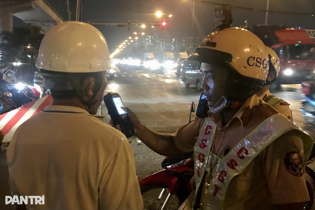 Người vi phạm nồng độ cồn trốn CSGT để nghĩ cách giảm tiền phạt - 1 Người vi phạm nồng độ cồn trốn CSGT để nghĩ cách giảm tiền phạt - 1