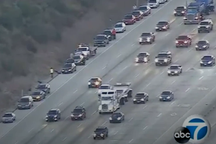 Hi hữu hàng chục ô tô bị xẹp lốp xếp hàng trên đường cao tốc
