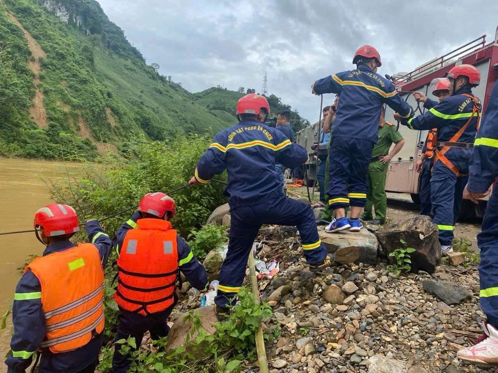 Ô tô chở cán bộ đi chống bão rơi xuống sông, 3 người thoát nạn - 2 Ô tô chở cán bộ đi chống bão rơi xuống sông, 3 người thoát nạn - 2