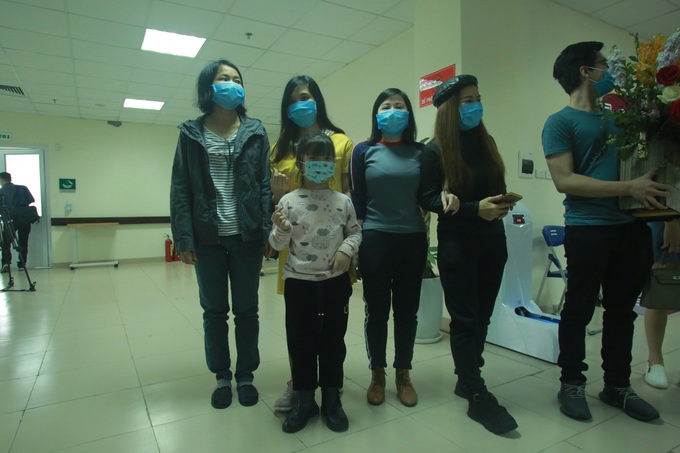Hà Nội: Những hình ảnh 30 công nhân trở về từ Vũ Hán vừa được xuất viện - Ảnh 4. Hà Nội: Những hình ảnh 30 công nhân trở về từ Vũ Hán vừa được xuất viện - Ảnh 4.