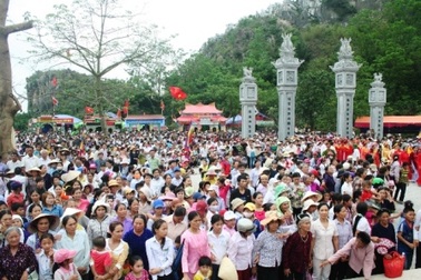 Hàng nghìn người nô nức về dự Lễ hội Mai An Tiêm