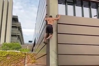 Thán phục với chàng trai có khả năng leo trèo như Người nhện