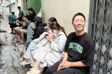 Khách Hàn xếp hàng ăn bún bò ở TPHCM, thích thú “món lạ” ai cũng gọi thêm