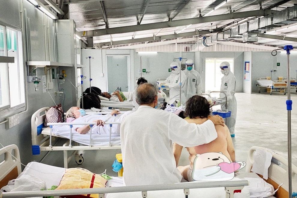 Hình ảnh ứa nước mắt chuyển ra từ Trung tâm hồi sức tích cực Covid-19 - 2 Hình ảnh ứa nước mắt chuyển ra từ Trung tâm hồi sức tích cực Covid-19 - 2