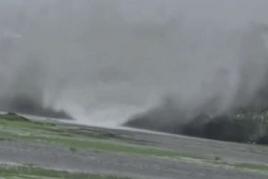 Vòi rồng xuất hiện hơn 10 phút trên đất liền Hà Tĩnh