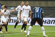 Đốt lưới nhà, Lukaku muối mặt và từ chối nhận huy chương