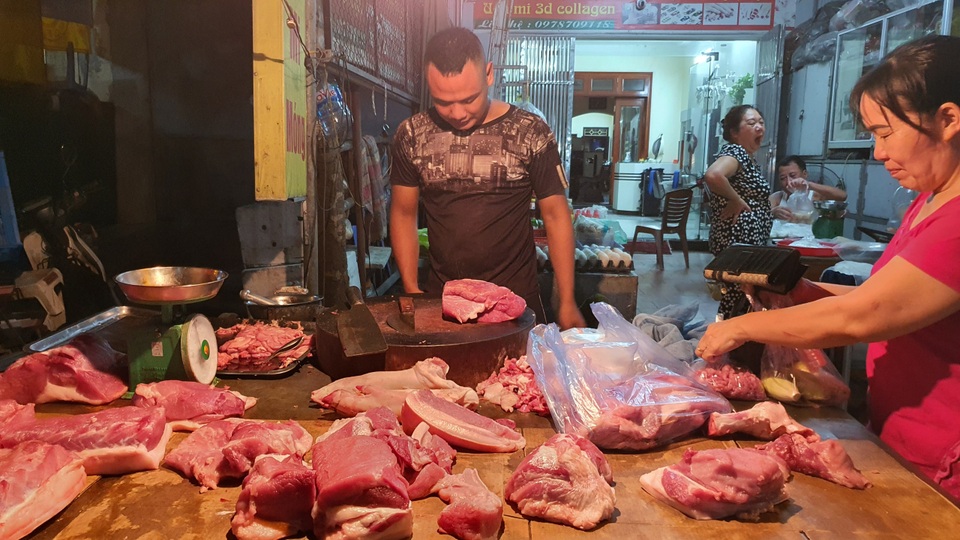 Hà Nội: Giá thịt lợn giảm, rau xanh tăng “chóng mặt” vì mưa - 1