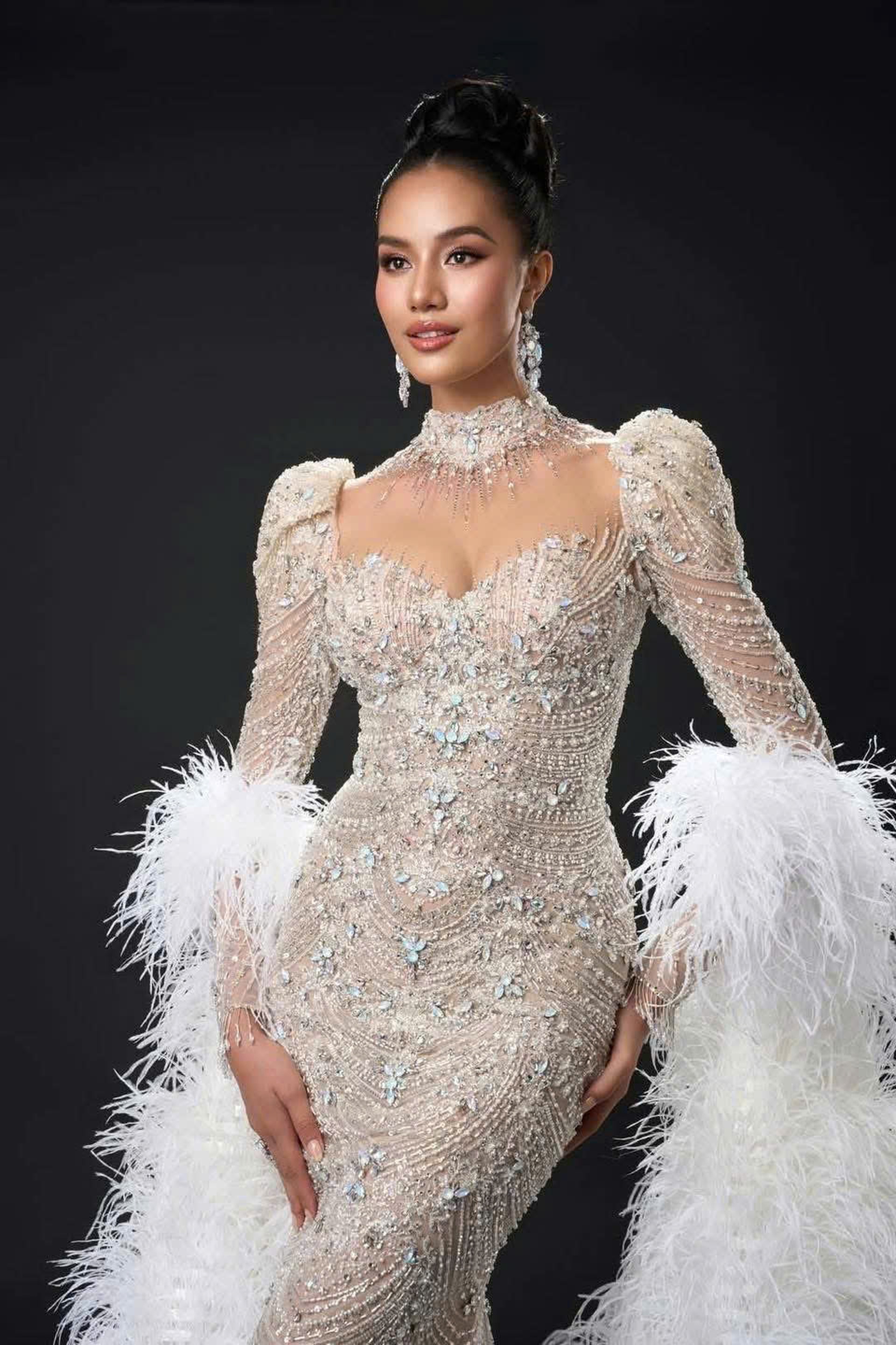 Vẻ ngoài rực lửa và câu chuyện đầy cảm hứng của tân Hoa hậu Thế giới - 3 Vẻ ngoài rực lửa và câu chuyện đầy cảm hứng của tân Hoa hậu Thế giới - 3