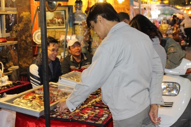 Chiêm ngưỡng gà gỗ quý hiếm giá bạc triệu ở chợ đồ cổ