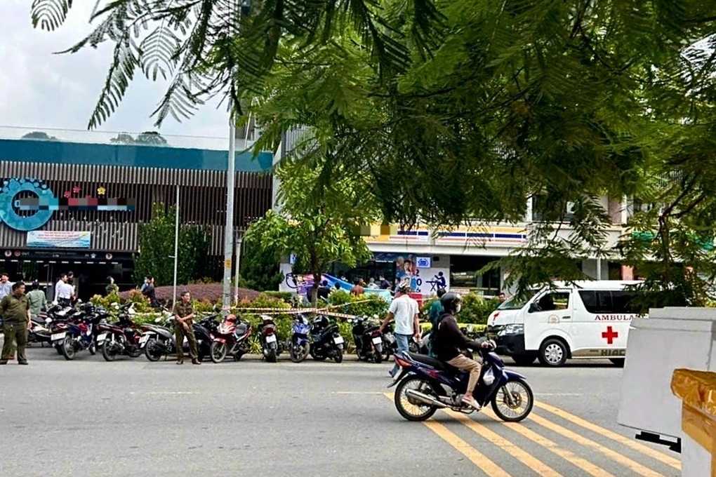 Người đàn ông tử vong trước cửa hàng tiện lợi ở TPHCM - 1 Người đàn ông tử vong trước cửa hàng tiện lợi ở TPHCM - 1