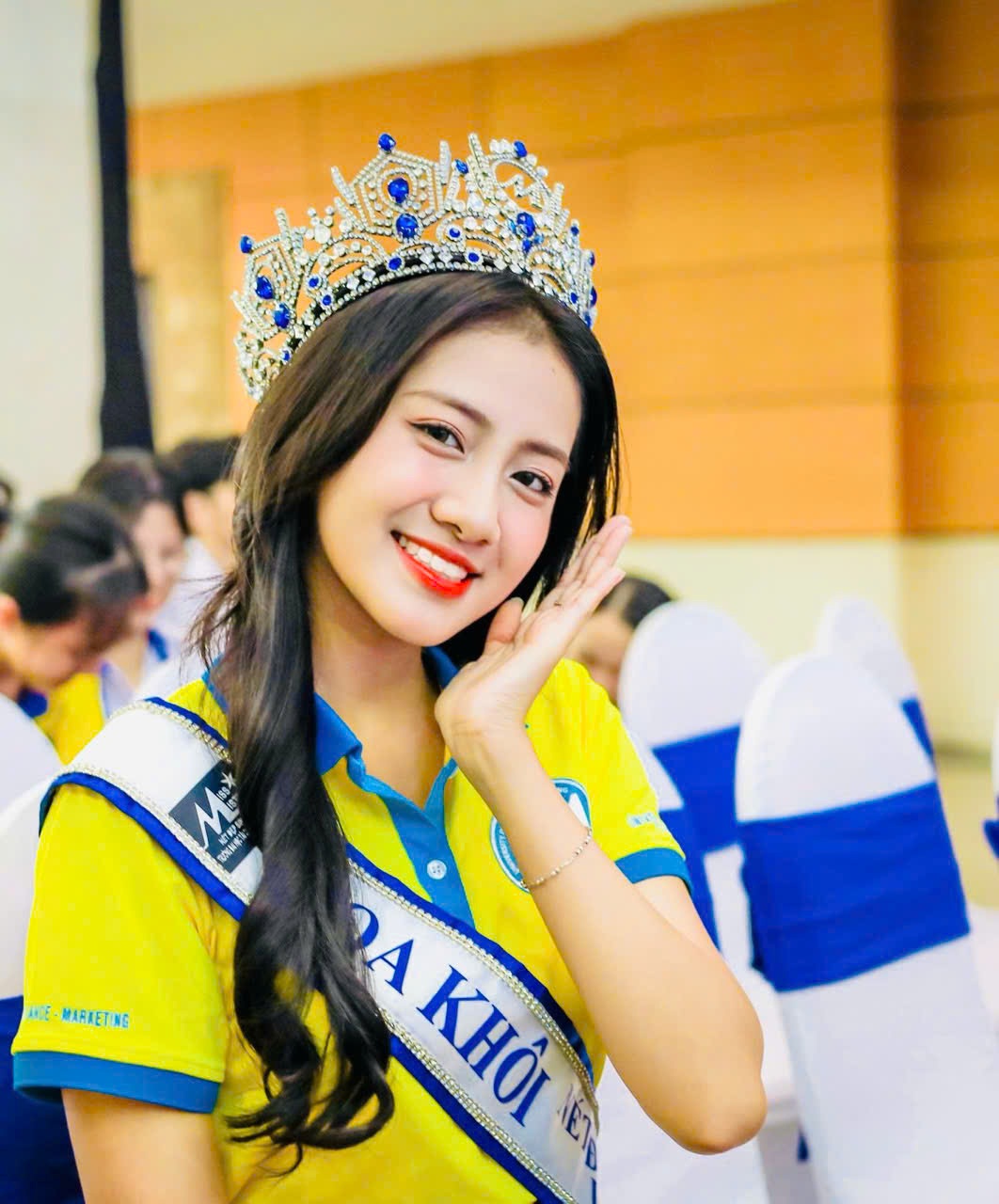 រាជនីសម្រស់២ដួងគ្រងតំណែង២ថ្ងៃរៀននៅសាកលវិទ្យាល័យដូចគ្នា - ៤ Hai hoa hậu đăng quang trong 2 ngày, cùng học một trường đại học - 4