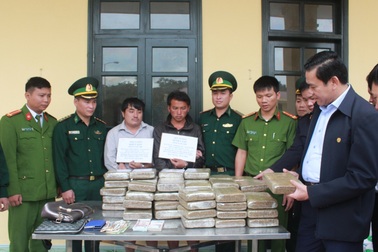 Truy bắt 2 đối tượng người Lào vận chuyển 60kg cần sa