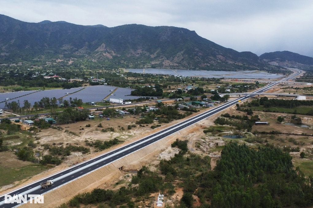 Những phương tiện đầu tiên lưu thông trên cao tốc Nha Trang - Cam Lâm - 1 Những phương tiện đầu tiên lưu thông trên cao tốc Nha Trang - Cam Lâm - 1