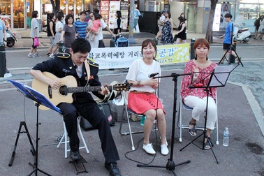 Cảnh sát chơi đàn ghita để ngăn chặn bạo lực học đường