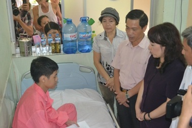 Bộ trưởng Bộ Y tế thăm con lính đảo mang trọng bệnh