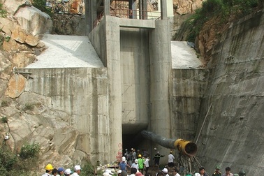 Vụ lũ cuốn ba công nhân: Hai thi thể cuối cùng được đưa ra ngoài