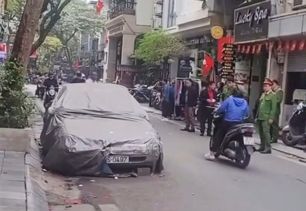 Cẩu, kéo chiếc ô tô phủ bạt, nằm lì suốt nhiều năm trên phố Bát Sứ - 2 Cẩu, kéo chiếc ô tô phủ bạt, nằm lì suốt nhiều năm trên phố Bát Sứ - 2