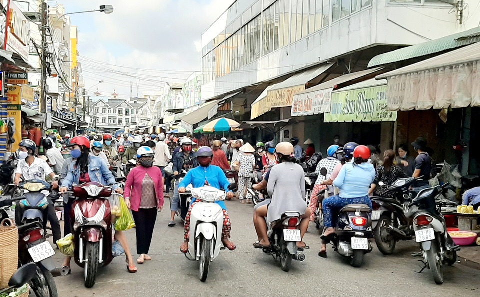Chợ vẫn đông, nhiều người dân còn chủ quan với Covid-19 - 1