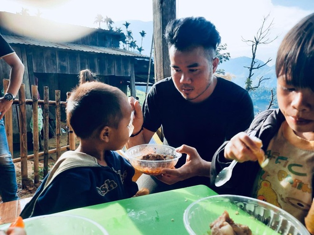 Những người 12 năm cõng điện, mang rạp chiếu phim đến với trẻ vùng cao - 3 Những người 12 năm cõng điện, mang rạp chiếu phim đến với trẻ vùng cao - 3