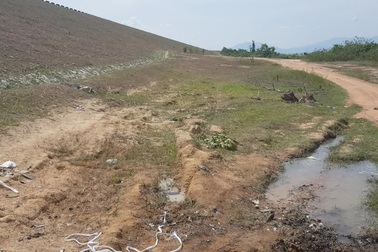 Mảnh vỡ tại  hiện trường vụ máy bay quân sự rơi khiến 2 phi công hi sinh