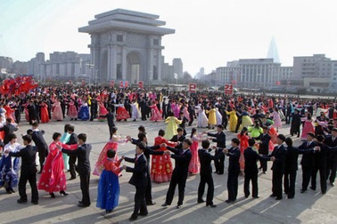 Người Triều Tiên nhảy múa bất chấp căng thẳng cao độ