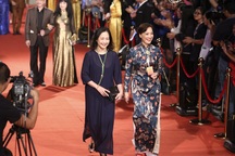 Nghệ sĩ Việt và quốc tế lộng lẫy trên thảm đỏ LHP Quốc tế Hà Nội V