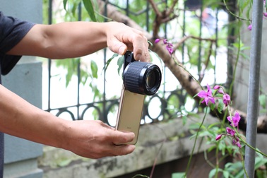 "Chế" ống kính cho smartphone, người đàn ông thu chục triệu đồng mỗi tháng
