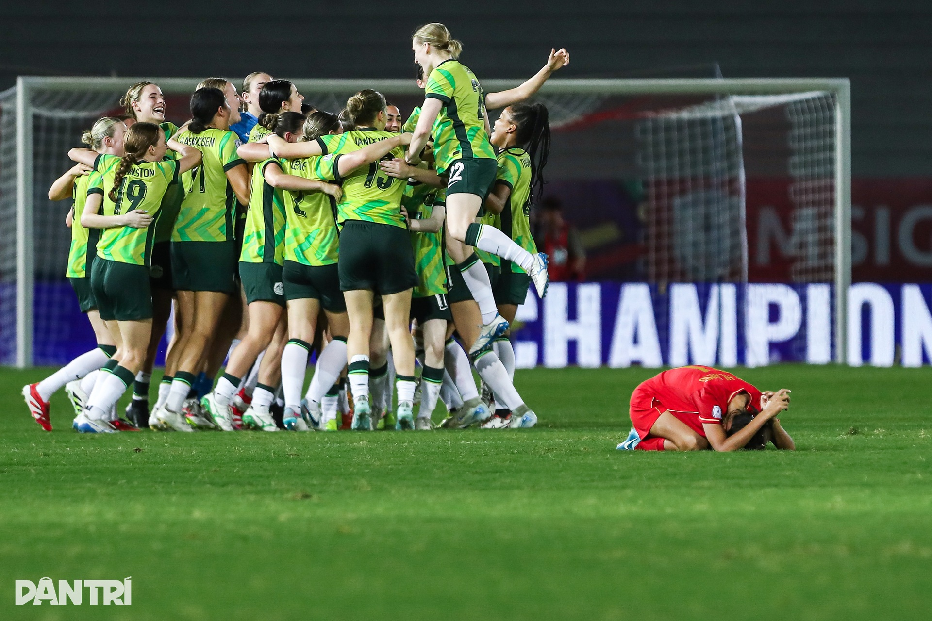 Nữ cầu thủ Myanmar được đồng đội cõng lên nhận giải vì chấn thương - 2 Nữ cầu thủ Myanmar được đồng đội cõng lên nhận giải vì chấn thương - 2