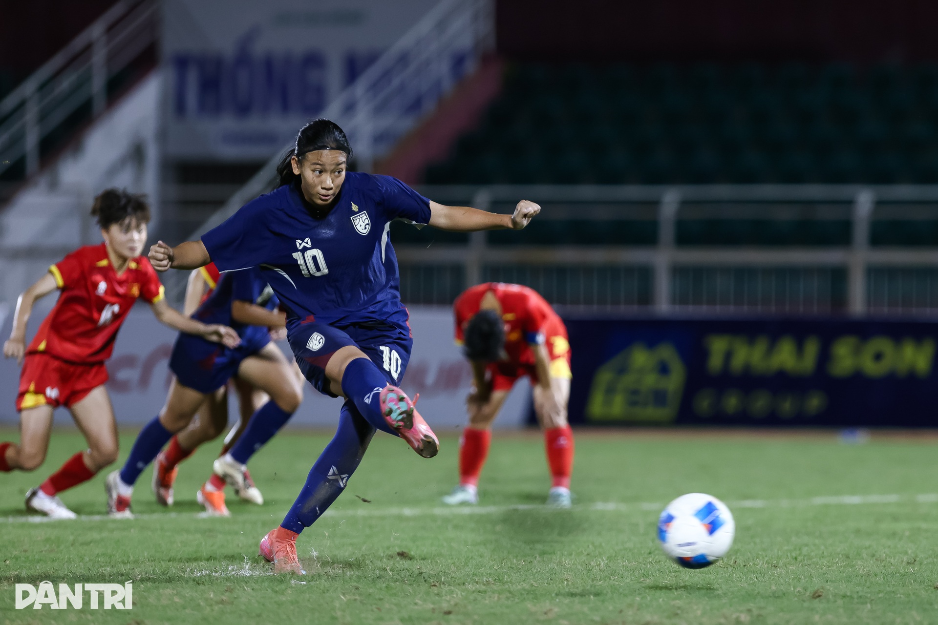 U19 nữ Việt Nam bật khóc sau khi đánh mất ngôi vô địch vào tay người Thái - 8 U19 nữ Việt Nam bật khóc sau khi đánh mất ngôi vô địch vào tay người Thái - 8