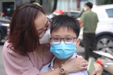 Tiêm vaccine cho trẻ: "Không tiêm, con có được đến trường không?"