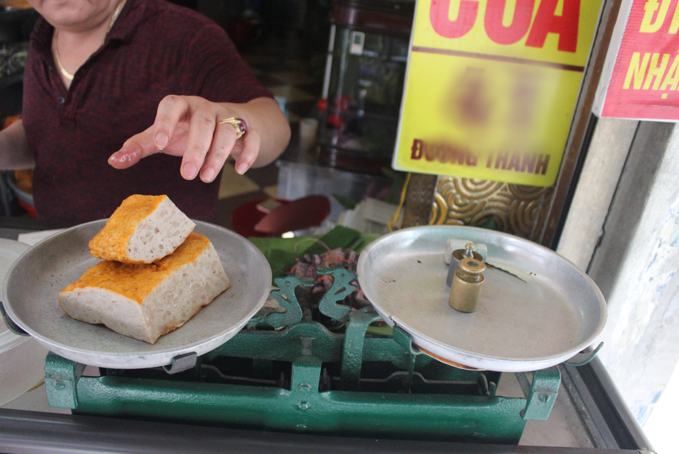 Báu vật giúp hàng giò chả nức tiếng phố cổ Hà Nội đông khách suốt 40 năm - 3