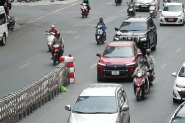 Nhiều ôtô, xe máy "húc" đổ dải phân cách cứng trên đường Nguyễn Trãi