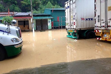 Mưa lớn bất thường, cửa khẩu Tân Thanh ngập nặng