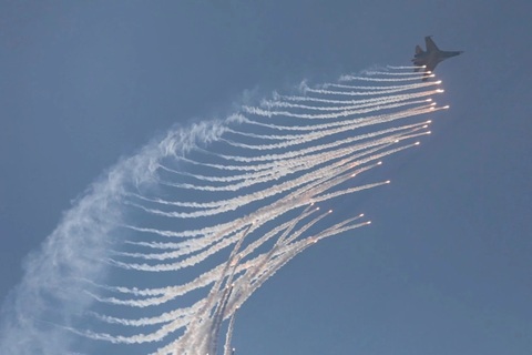 Phi công SU30-MK2 bật mí màn thả bẫy nhiệt mãn nhãn trên bầu trời TPHCM