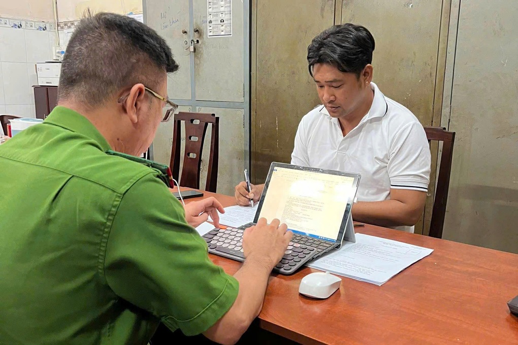 Công an làm việc với người đàn ông đập phá taxi ở TPHCM - 1 Công an làm việc với người đàn ông đập phá taxi ở TPHCM - 1