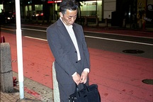 Doanh nhân Nhật Bản ngủ gật ở lề đường do làm việc quá sức