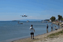 Khoảnh khắc du khách đổ xô ra đón máy bay lướt qua sát đầu