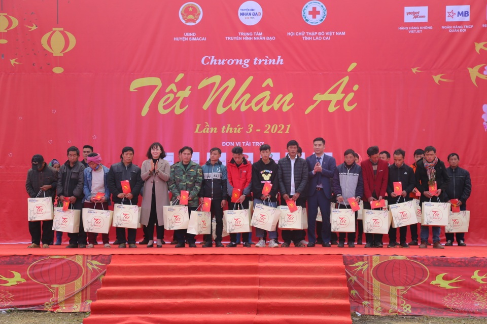 Mang Tết nhân ái ấm áp đến với bà con dân tộc khó khăn huyện Si Ma Cai - 8 Mang Tết nhân ái ấm áp đến với bà con dân tộc khó khăn huyện Si Ma Cai - 8
