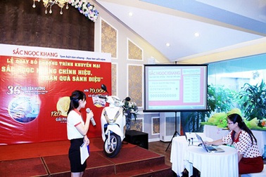 “Bão quà tặng” cùng Sắc Ngọc Khang