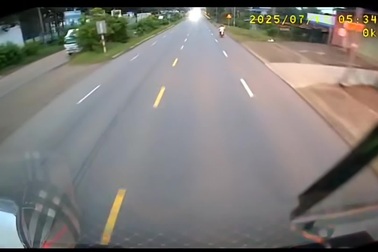 Cặp đôi đi xe máy bất ngờ chuyển hướng, đâm thẳng vào xe tải ngược chiều