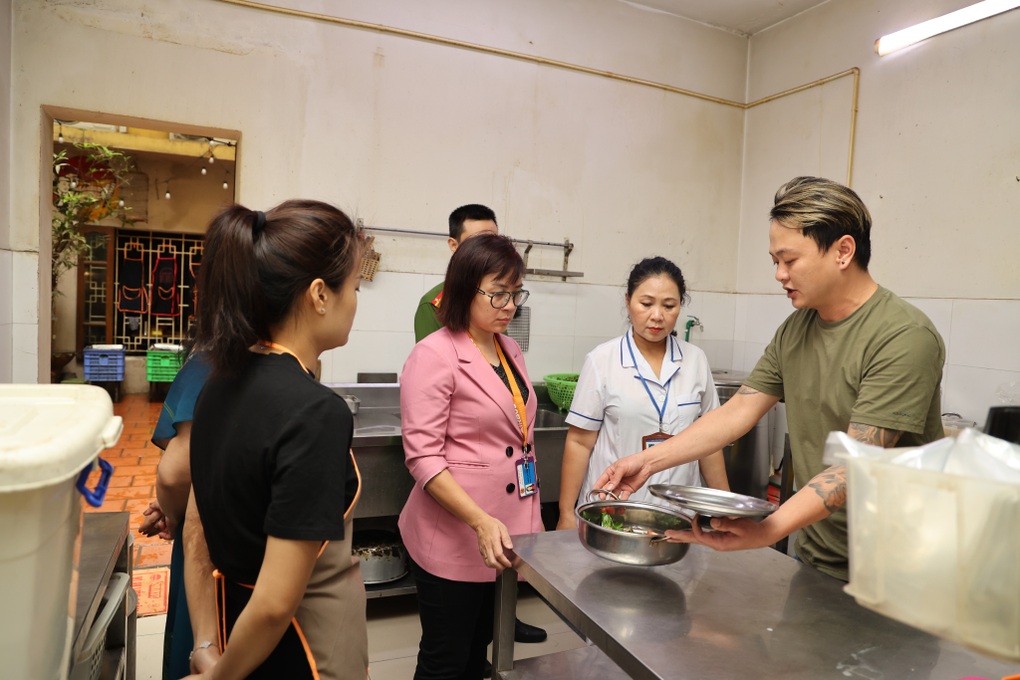 Vụ nhà hàng cho khách dùng nước lẩu thừa: Đuổi việc nhân viên phục vụ - 1 Vụ nhà hàng cho khách dùng nước lẩu thừa: Đuổi việc nhân viên phục vụ - 1