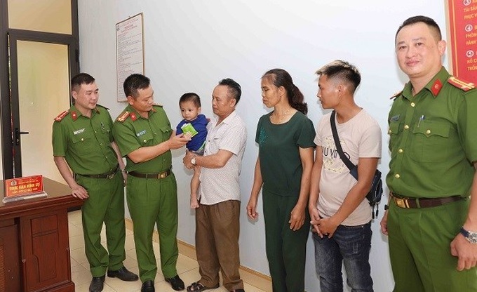 Công an quận Đồ Sơn (Hải Phòng) bàn giao cháu bé bị 3 đối tượng buôn bán về với gia đình