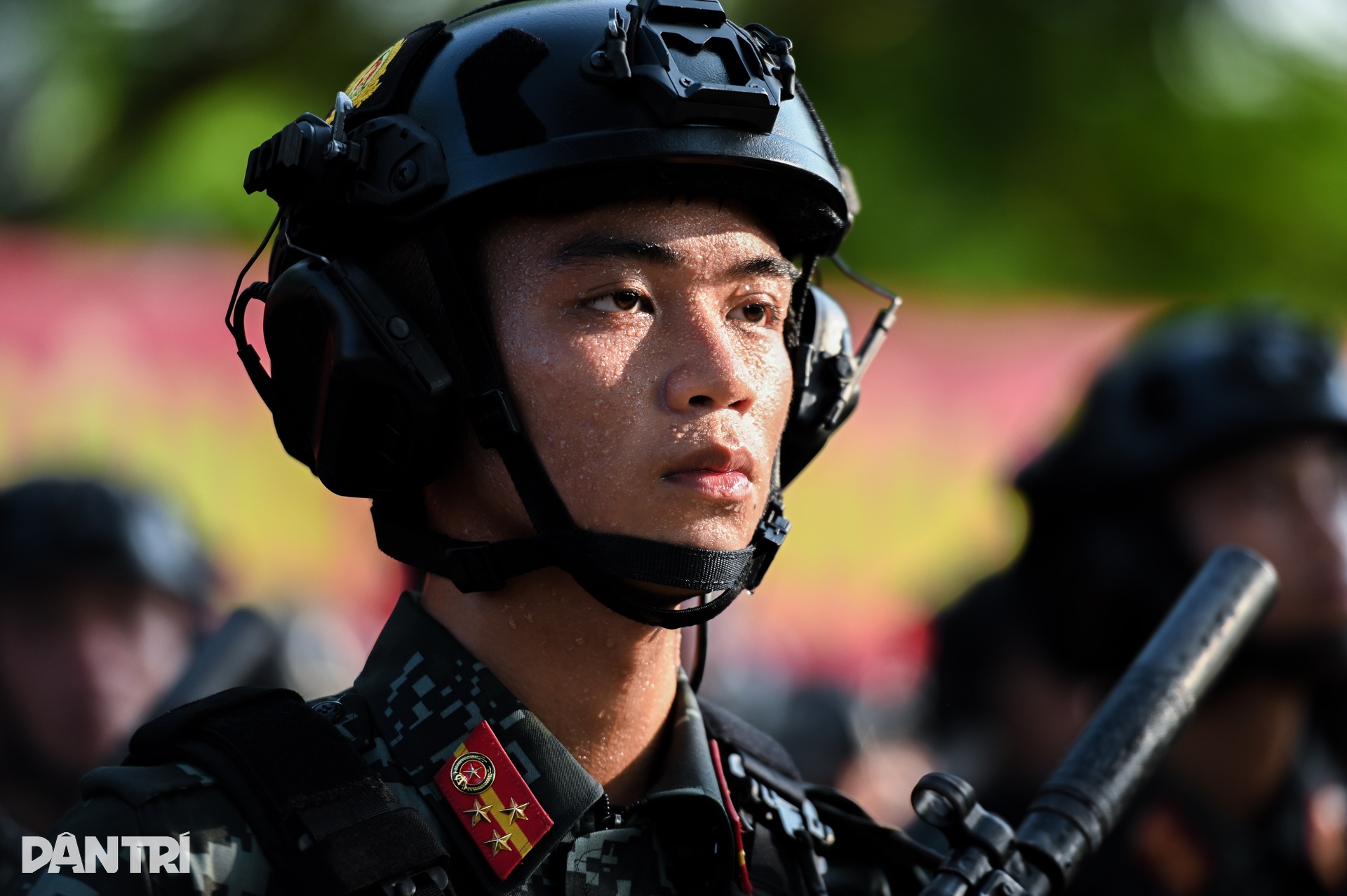 Hợp luyện diễu binh Quốc khánh 2/9: Khi thử thách là cái nắng 40 độ C - 9 Hợp luyện diễu binh Quốc khánh 2/9: Khi thử thách là cái nắng 40 độ C - 9